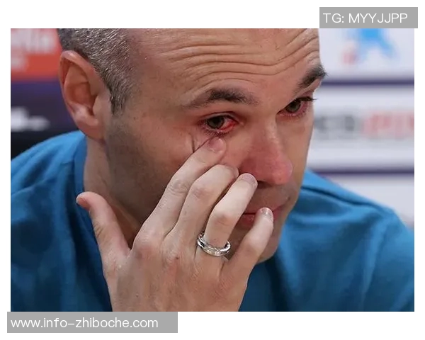 伊涅斯塔荣获环足奖生涯贡献奖与德约维蒂尼亚合影庆祝